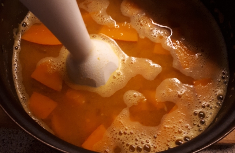 Hokkaido-Kürbissuppe mit Kartoffeln und Kohl: Herbstliches Suppenrezept