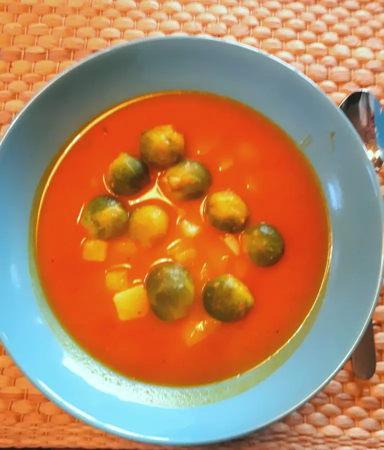 Hokkaido-Kürbissuppe mit Kartoffeln und Kohl: Herbstliches Suppenrezept