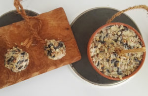 Vogelfutter selbst machen: Rezept für eine Futterglocke und Knödel