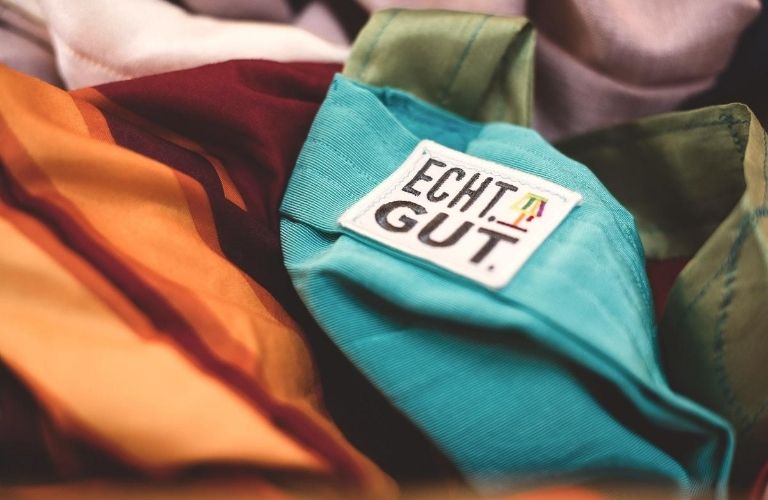 ECHT.GUT. Das Secondhand-Kaufhaus Kiel: Bunte Stoffe