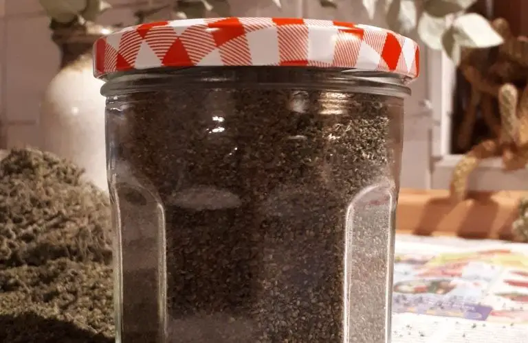 Brennesselsamen_ernten_trocknen_verwenden: Brennnesselsamen im Glas