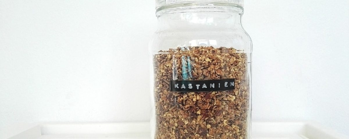 Kastanien trocknen: fertiges Kastanienpulver im Glas