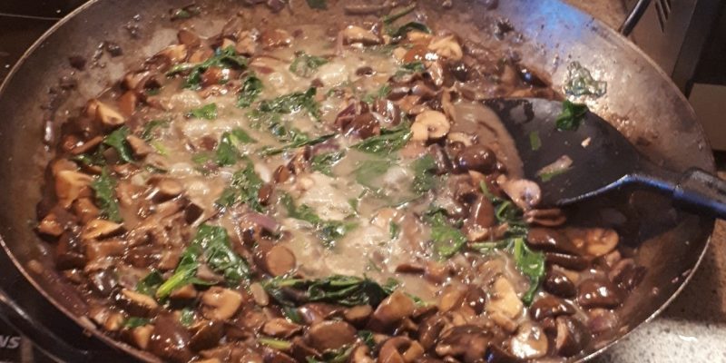 Schnelle Pilzpfanne und Tipps zum Pilze sammeln: Leckeres Rezept mit selbst gesammelten Pilzen und Spinat